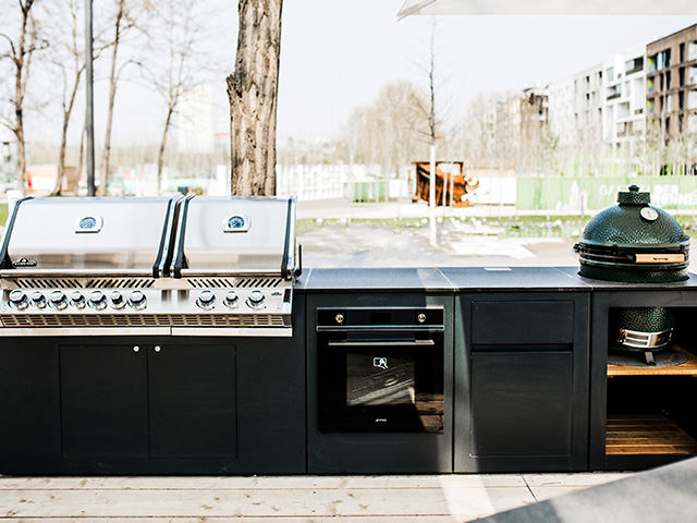 Outdoorküche im Industrial-Stil mit Green Egg Grill